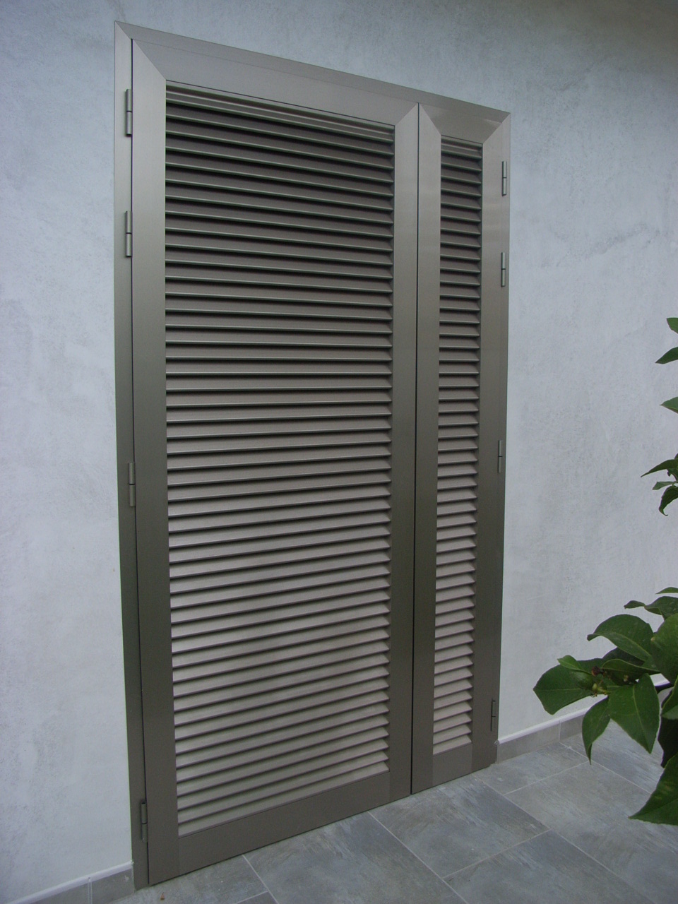 Persiana mallorquina estilo moderno.  Fabricada con lama atornillada