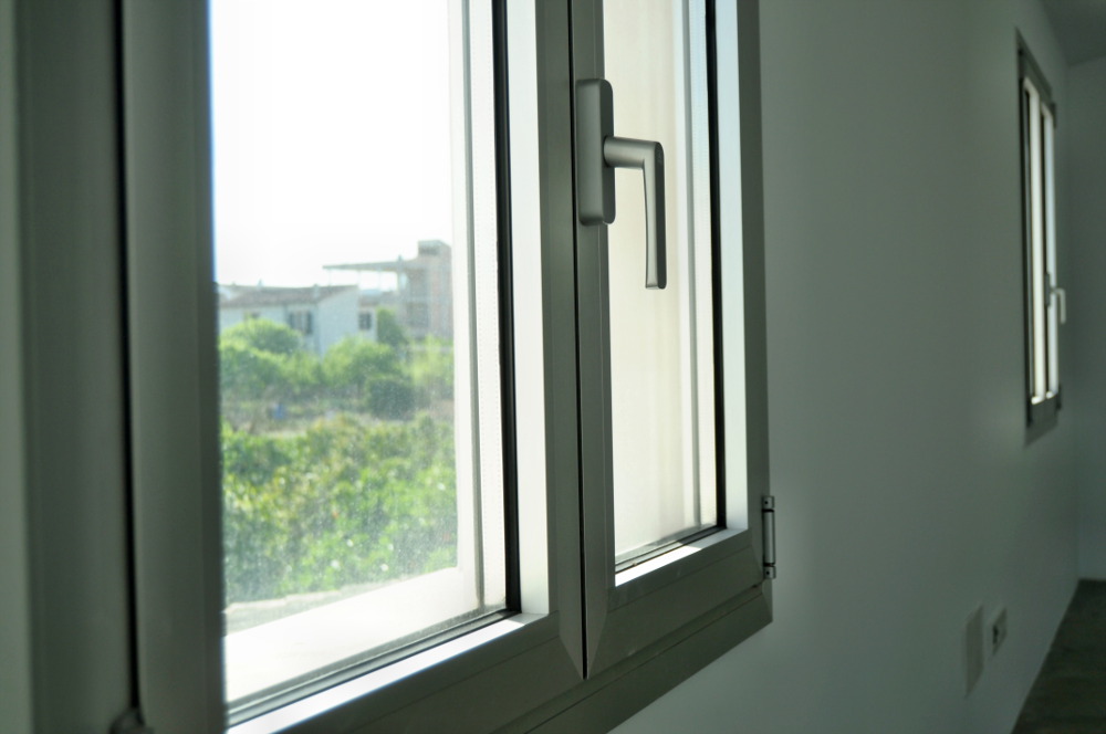 Ventana aluminio cremona maneta de diseño recto